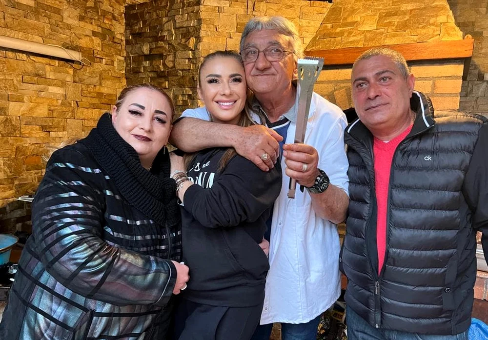 Anamaria Prodan a încins grătarul, cu prietenii, la Snagov Sursa: Alina Erimia