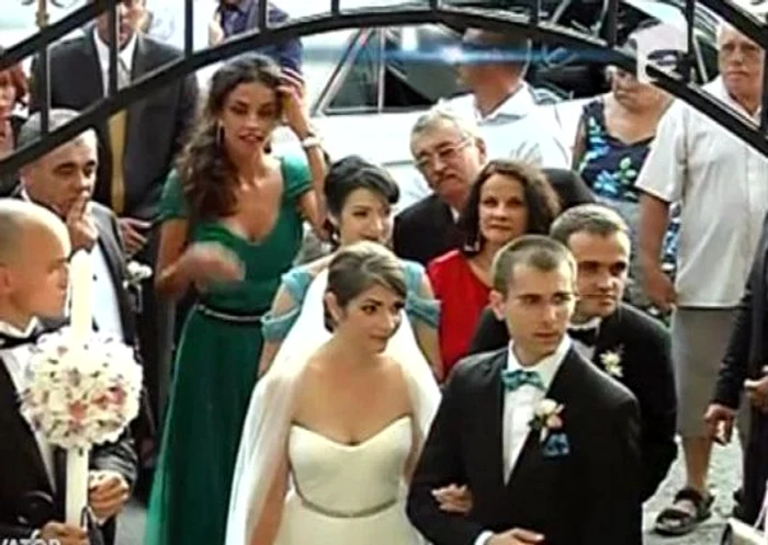 Mădălina Ghenea a făcut senzație într-o rochie smarald la nunta fratelui ei