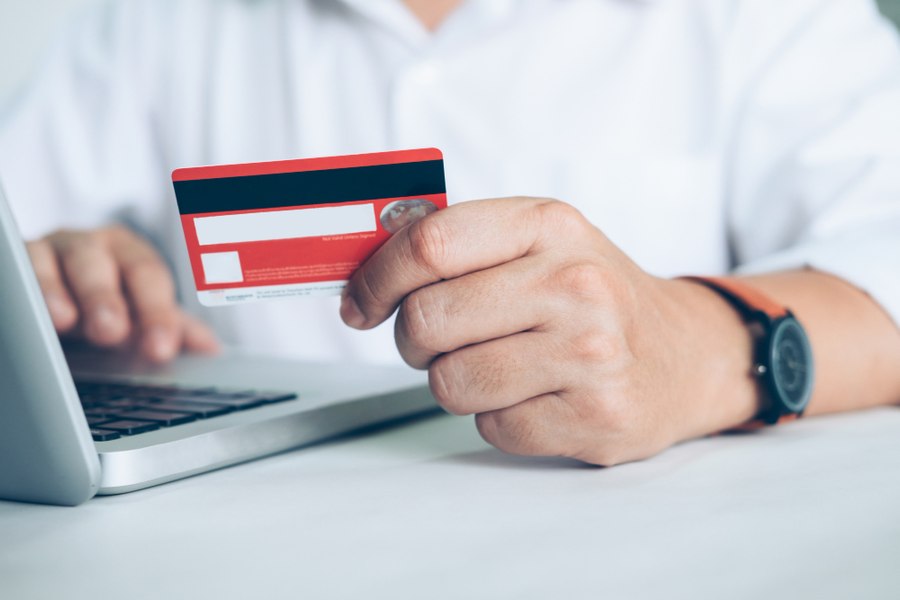 Cum a rămas un român fără bani în cont în timp ce își rezerva vacanța online. „Am intrat pe link”