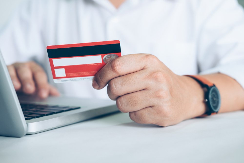Cum a rămas un român fără bani în cont în timp ce îți rezerva vacanța online. „Am intrat pe link” Cum a rămas un român fără bani în cont în timp ce îți rezerva vacanța online. „Am intrat pe link”