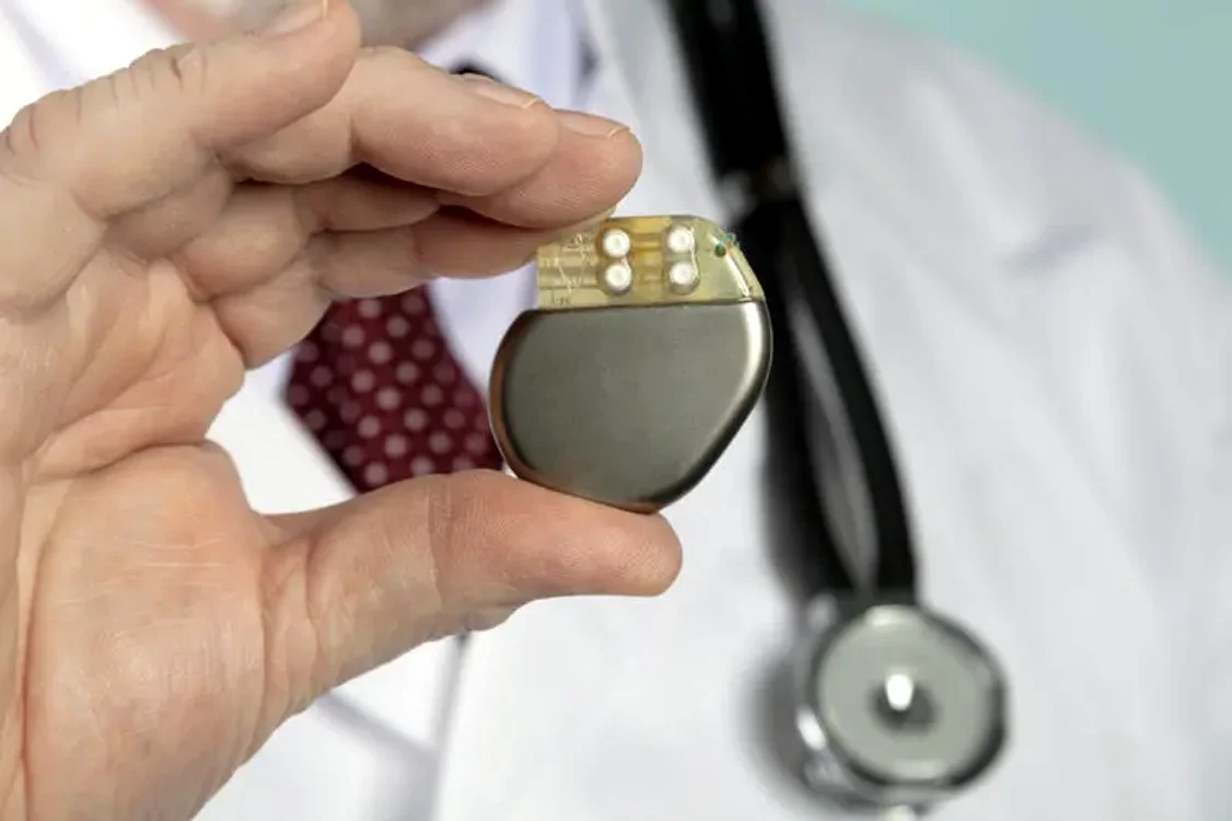 Doi cardiologi cunoscuți, acuzați că au refolosit stimulatoare cardiace extrase de la persoane deced