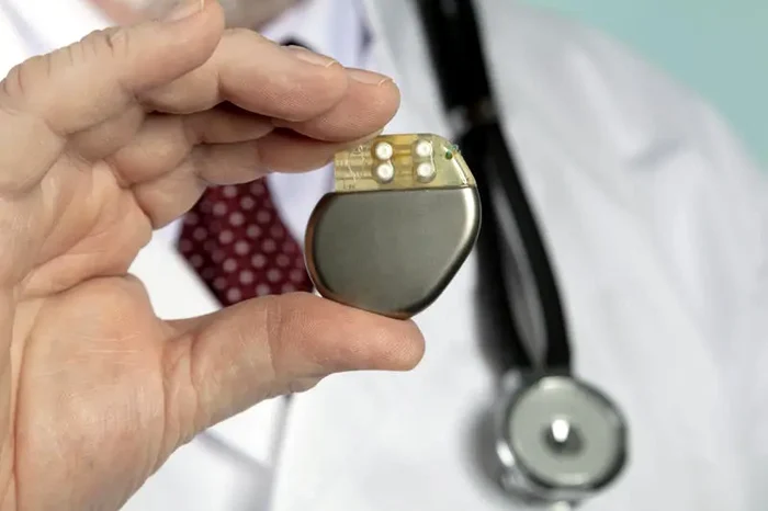 Doi cardiologi cunoscuți, acuzați că au refolosit stimulatoare cardiace extrase de la persoane deced