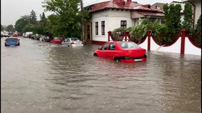 Zeci de maşini din Craiova au fost înghiţite de ape FOTO / Ana Popescu