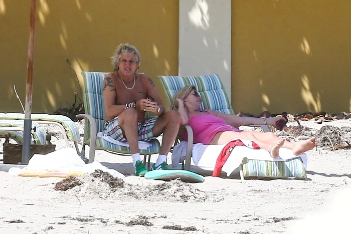 Rod Stewart și Penny Lancaster se relaxează la plajăfoto: Profimedia