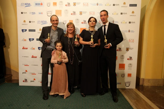 Echipa filmului „Toată lumea din familia noastră“: actorul Gabriel Spahiu (stânga), fetiţa Sofia Nicolaescu, producătoarea Ada Solomon şi actorii Mihaela Sârbu şi Şerban Pavlu FOTO: Sever Gheorghe