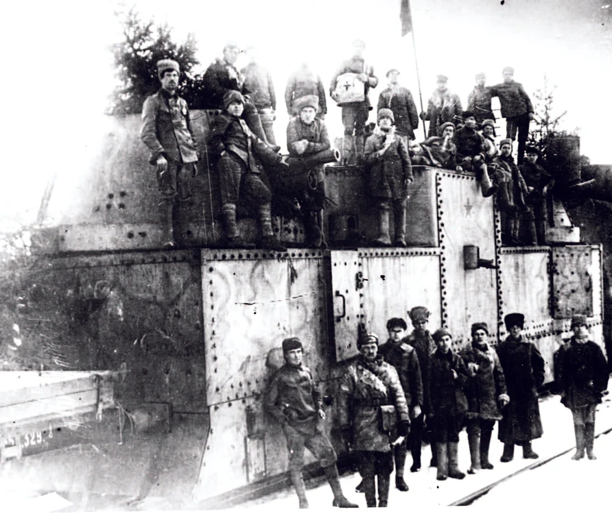 Soldați bolșevici se deplasează într-un tren blindat spre Kronstadt