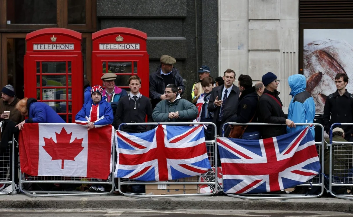 Mii de britanici au ieşit pe străzi pentru a urmări cortegiul lui Thatcher