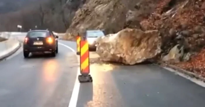 Stânca ocupă un sens de mers