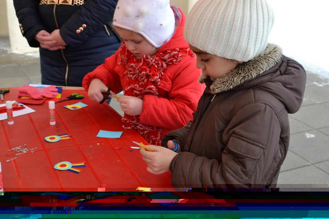 Copiii şi-au făcut propriile cocarde din hârtie colorată FOTO Andreea Vilcovschi