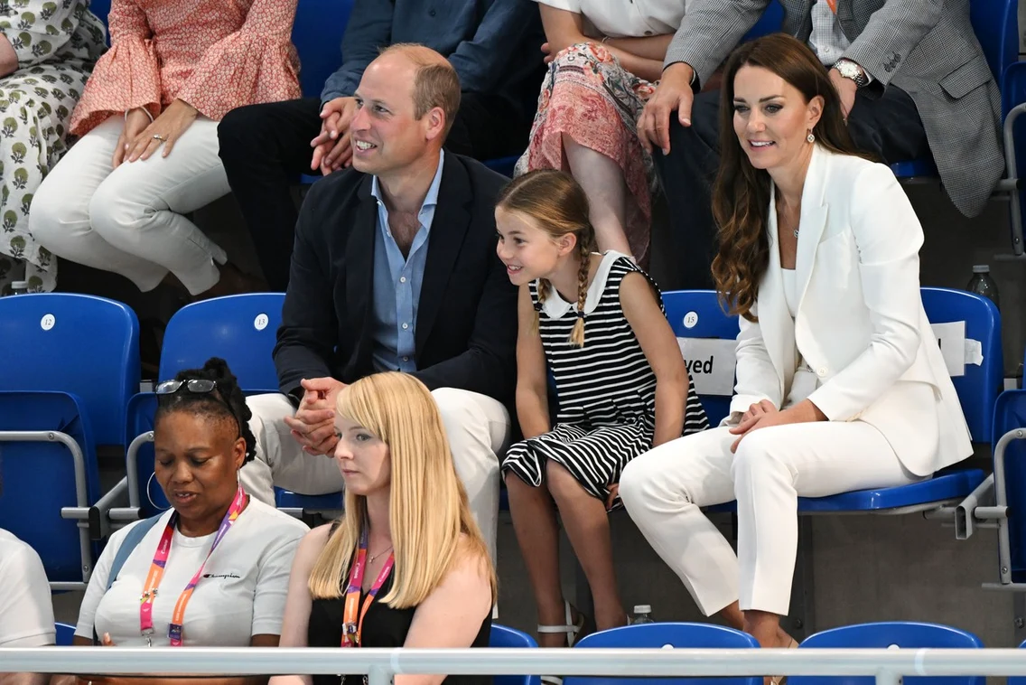 Prințesa Charlotte i a însoțit pe Kate și William (8) jpg