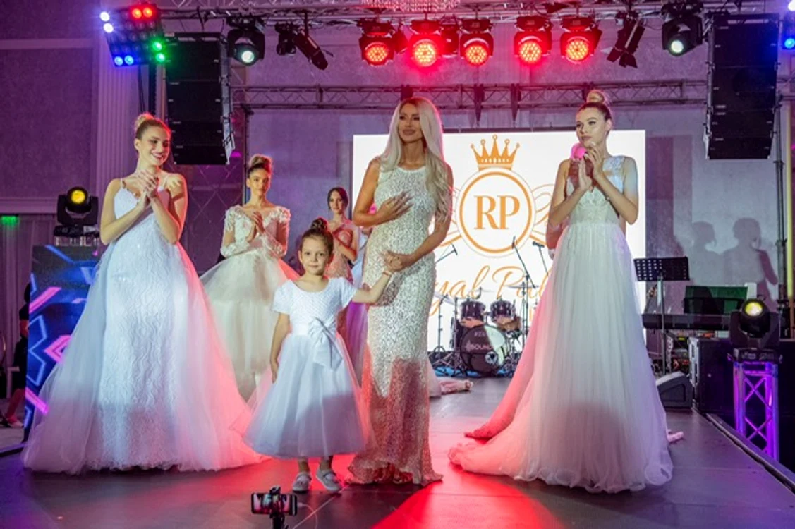 
    Bianca Drăgușanu și micuța Sofia Natalia au apărut  de mână la prezentrea de modă cu rochii de mireasă a vedeteiFoto: arhiva personală  
