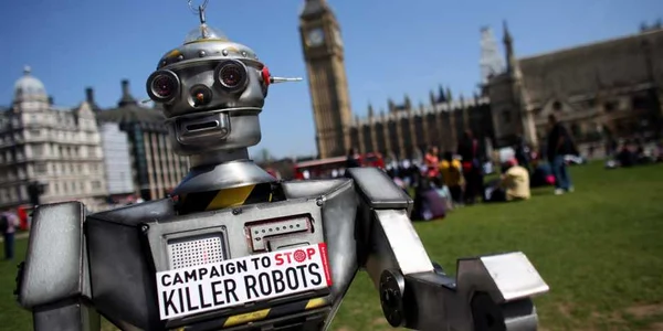 Protest împotriva roboţilor autonomi ucigaşi killer robots în piaţa Parlamentului din Londra Marea Britanie FOTO Guliver / Getty Images / Oli Scarff