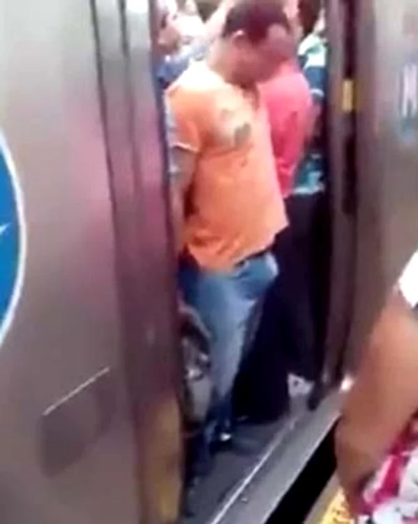 
    A avut erecţie la metrou  