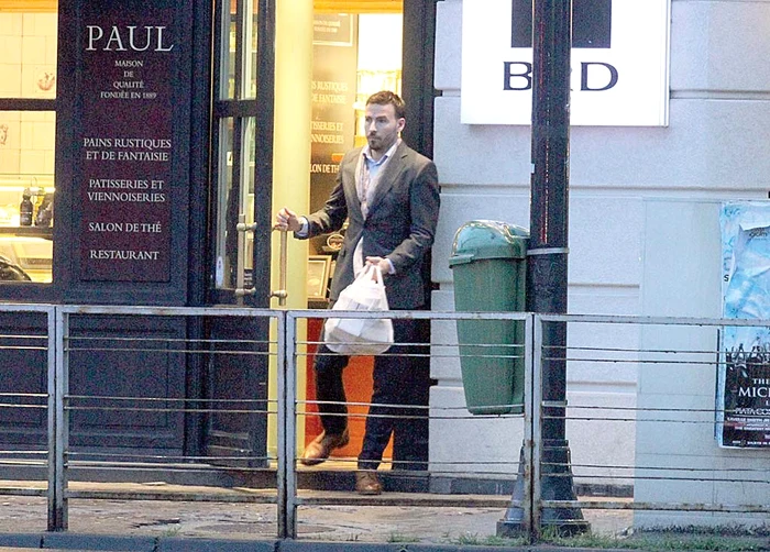 Fotoreporterii Click! l-au  surprins pe Cristea, cu prăjituri,  în complexul rezidenţial  unde locuieşte Bianca