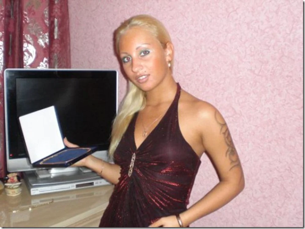 Tânăra şi-a făcut zeci de schimbări de look