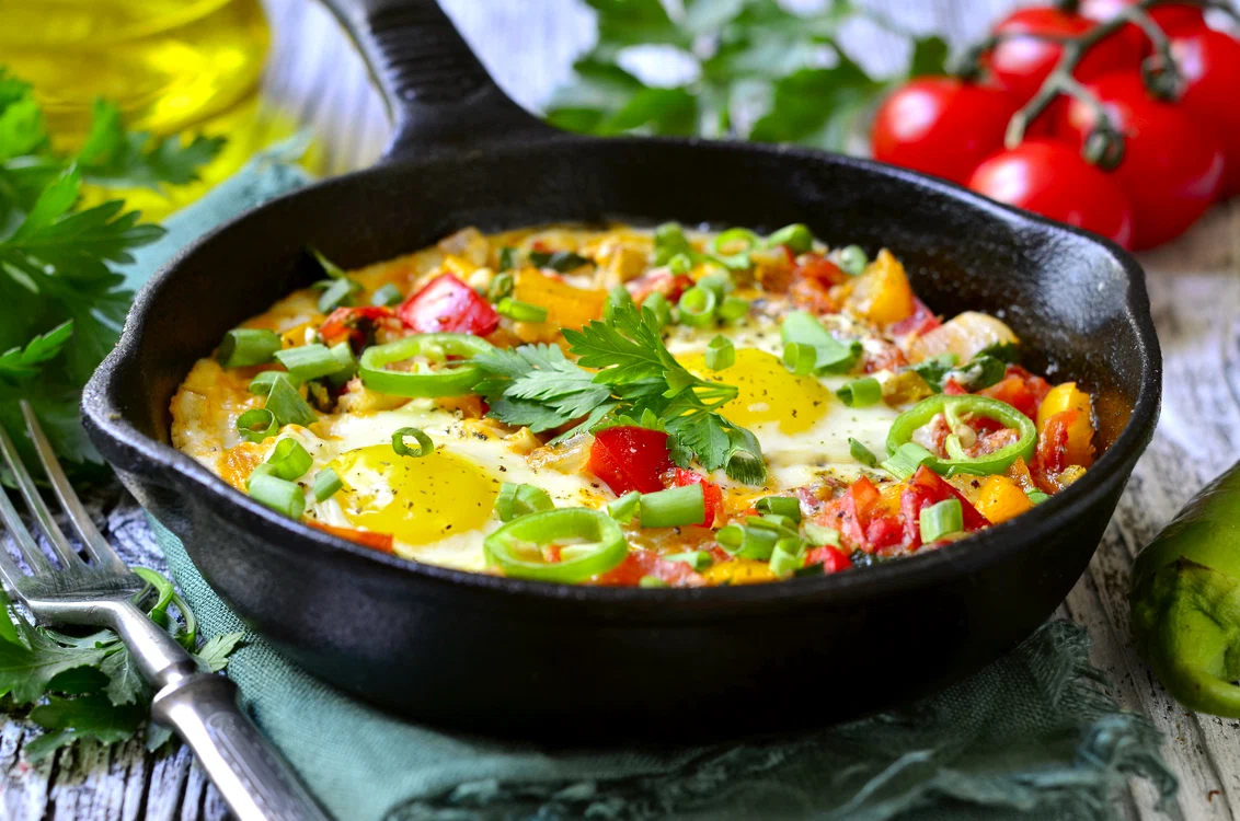 
    Ouă cu legume  