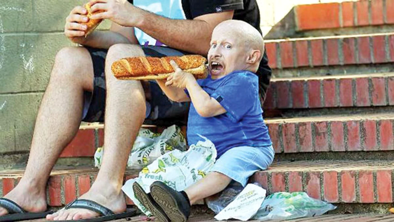 
    Vă imaginaţi că Verne Troyer a terminat sandvişul în 15 minute?  