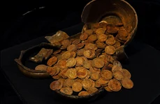 Tezaurul de la Torzhok este format din 409 monede imperiale rusești care au fost ascunse într-o cană de lut sub podeaua unei case (© Institutul de Arheologie al Academiei Ruse de Științe)
