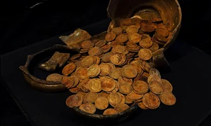 Tezaurul de la Torzhok este format din 409 monede imperiale rusești care au fost ascunse într-o cană de lut sub podeaua unei case (© Institutul de Arheologie al Academiei Ruse de Științe)