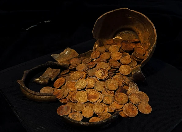 Tezaurul de la Torzhok este format din 409 monede imperiale rusești care au fost ascunse într-o cană de lut sub podeaua unei case (© Institutul de Arheologie al Academiei Ruse de Științe)