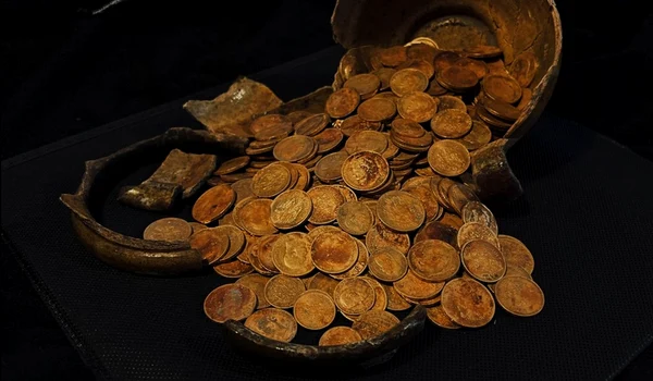 Tezaurul de la Torzhok este format din 409 monede imperiale rusești care au fost ascunse într-o cană de lut sub podeaua unei case (© Institutul de Arheologie al Academiei Ruse de Științe)