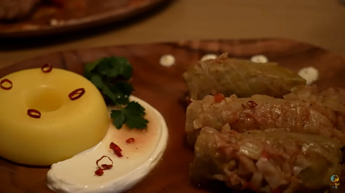 Sarmale servite la un restaurant din Japonia Captură video: HaiHui în doi