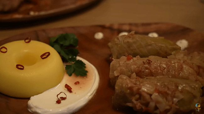 Sarmale servite la un restaurant din Japonia Captură video: HaiHui în doi