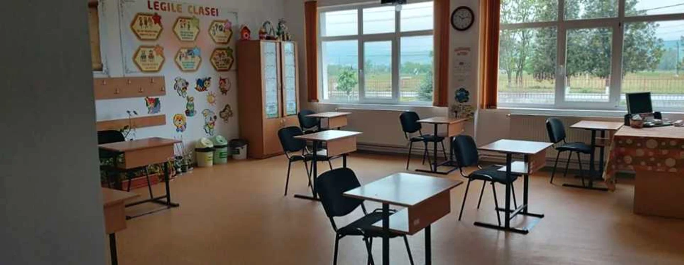 Distanţa minimă impusă s-a micşorat, însă nici aşa nu sunt suficiente spaţii pentru toţi elevii, iar şcoala bate la uşă FOTO: arhiva Adevărul
