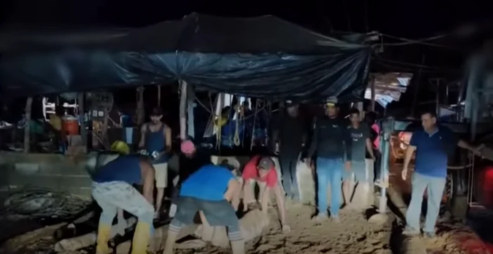 Unul dintre cadavrele scoase din mină. FOTO captură video Youtube Mirror Now