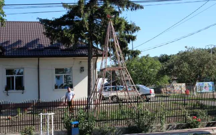 Turnul Eiffel din curtea Primăriei Avrămeni FOTO Cosmin Zamfirache