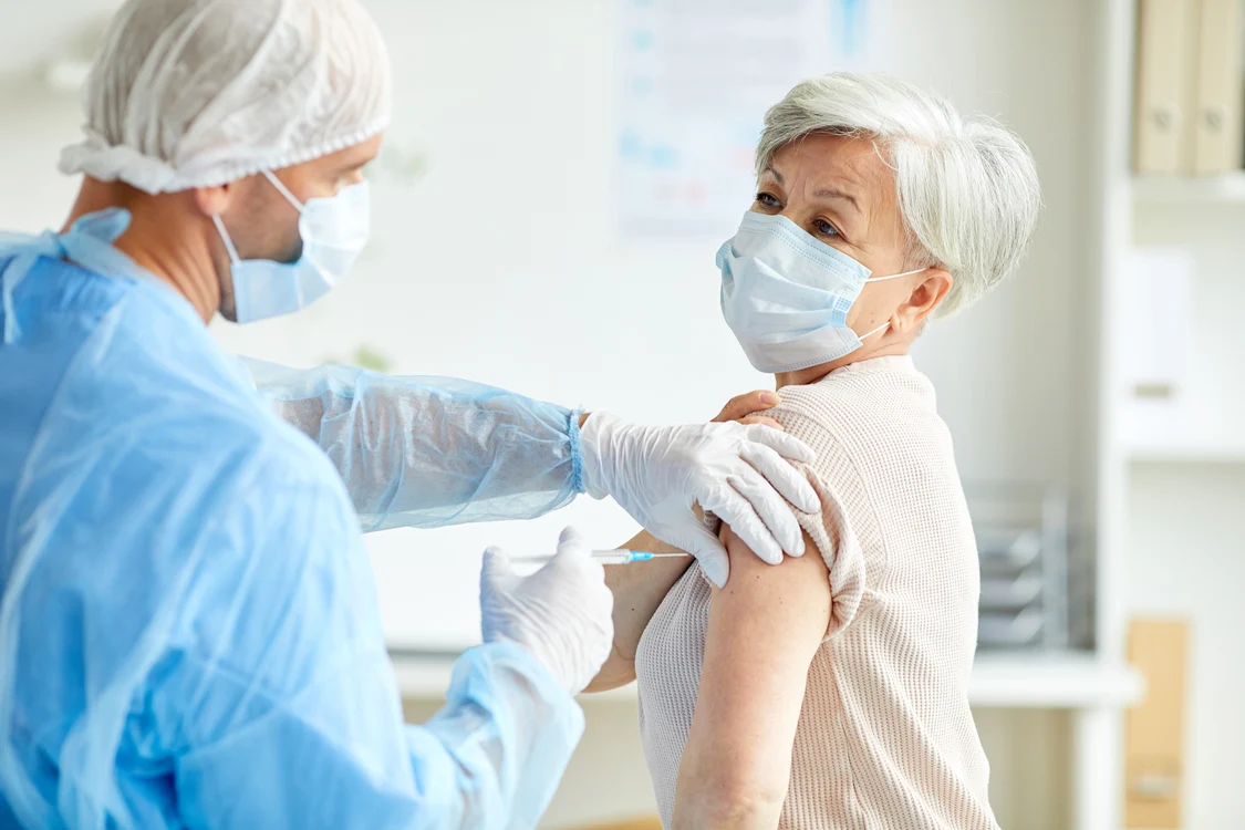 O femeie se vaccinează.