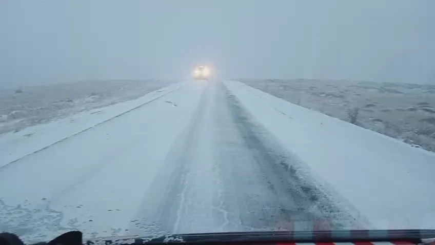 Ninsoare și vânt puternic în mai multe zone din țară: drumurile montane și județene sunt deszăpezite