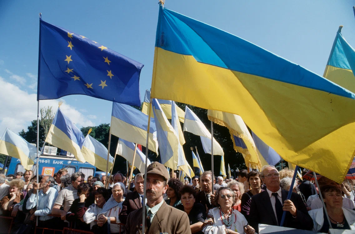 Steagul UE ridicat lângă cel european ca semn al speranței pentru o viață mai bună FOTO Getty Images