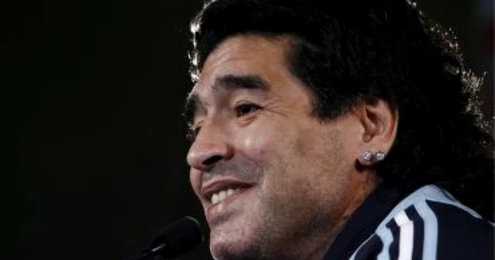 FOTBAL: Maradona ţine cu dinţii de scaun