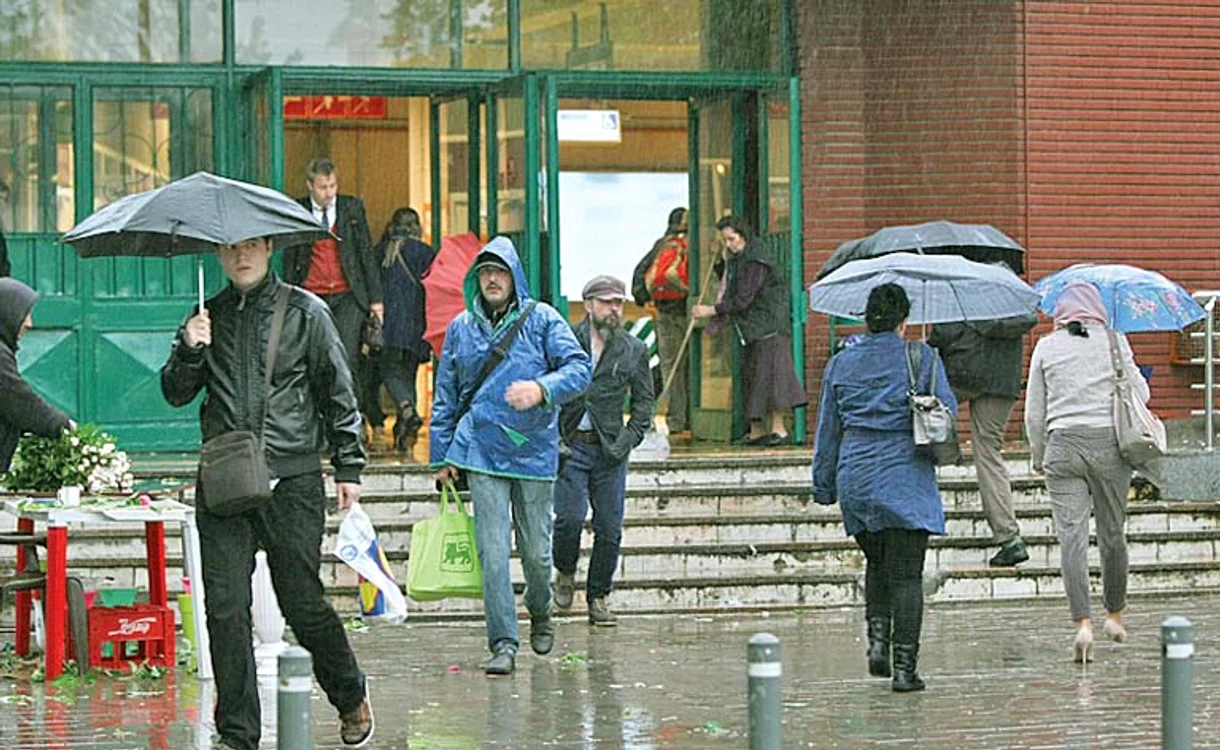 
     În aceste zile, nu plecaţi de acasă fără umbrelă!  
