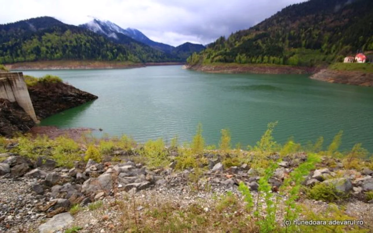 Lacul Gura Apelor. Retezat. FOTO: Daniel Guţă. ADEVĂRUL.