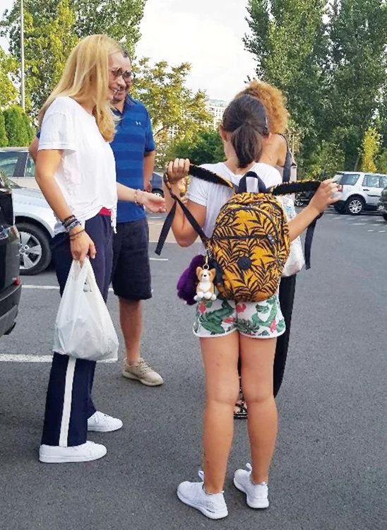 Veseli, cei doi politicieni au venit să-şi ia fetiţa din tabăra de vară