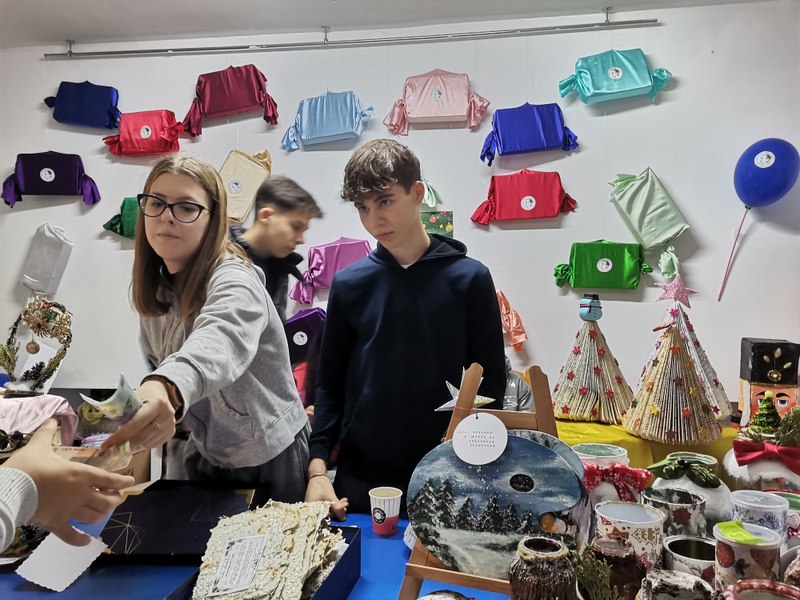 Cadouri speciale de Crăciun, cu semnătura elevilor de la Arte. Cu banii strânși, adolescenții își vor cumpăra materialele necesare în atelier   