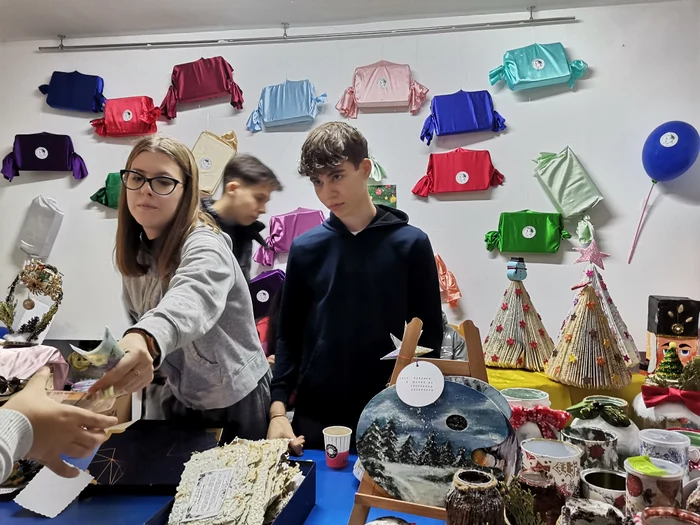 Copiii vor să strângă bani pentru materialele necesare în atelier FOTO: Alina Mitran