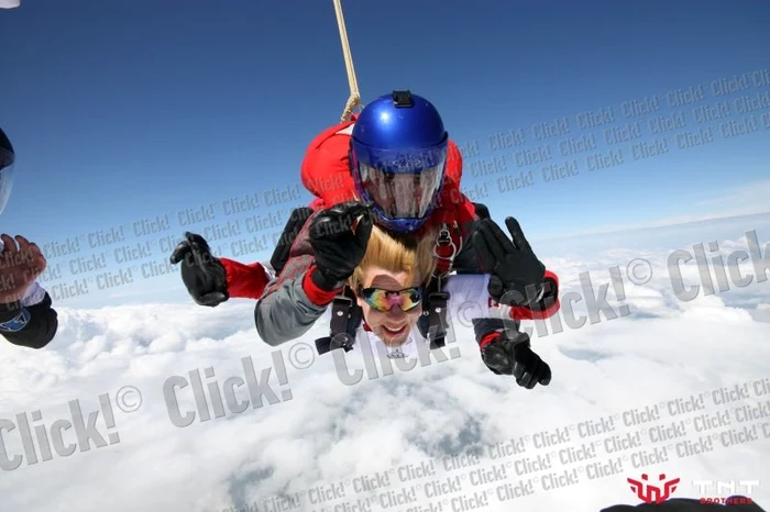 Elena Udrea a sărit cu paraşuta de 1 Mai.