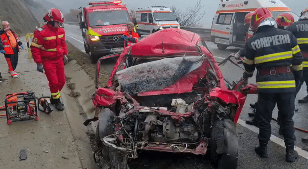 Tragedie pe DN 6. Un șofer și pasagerul din dreapta au murit după impactul frontal cu un ansamblu de vehicule VIDEO