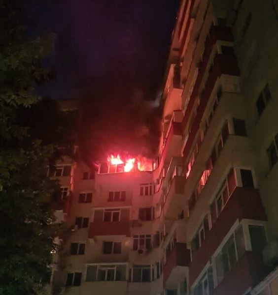 Incendiu puternic într-un bloc din București. 20 de persoane s-au autoevacuat, două au fost scoase de pompieri