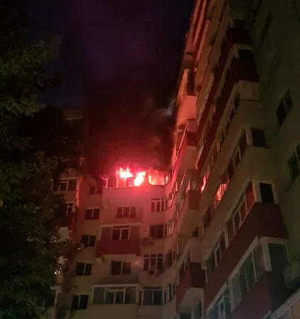 Incendiu puternic într-un bloc din București. FOTO: Facebook