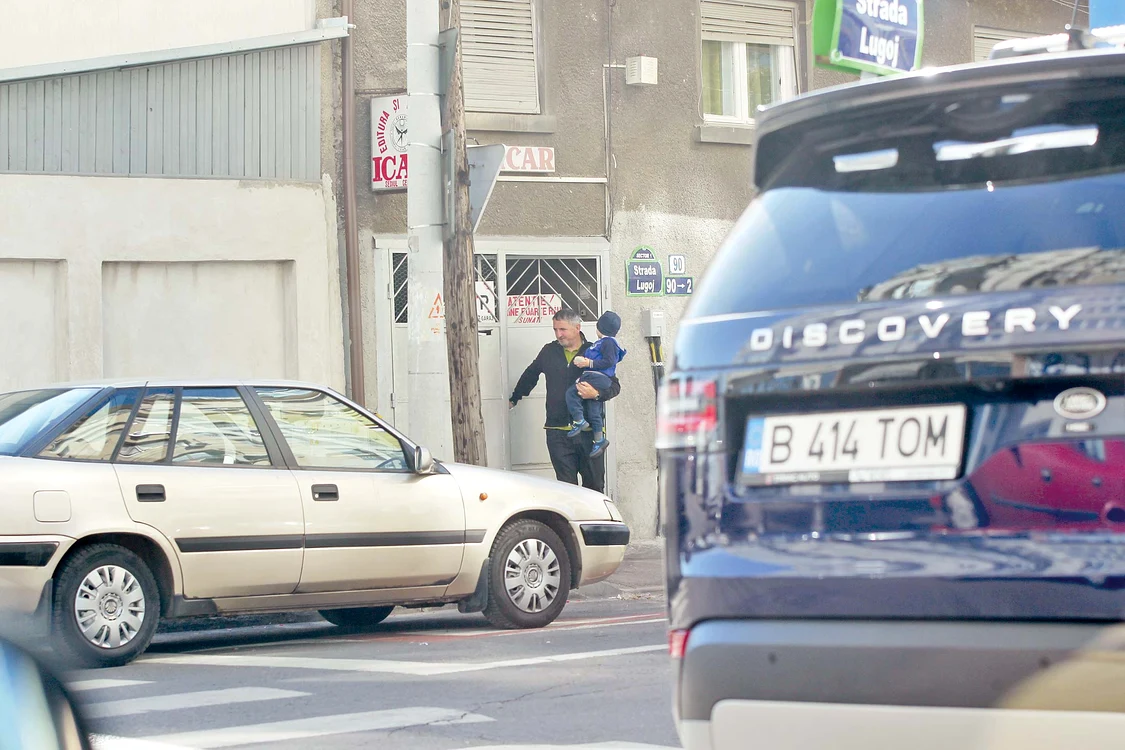 Şoferul se poartă protector cu Milan în timp ce mama micuţului face exerciţii la sală