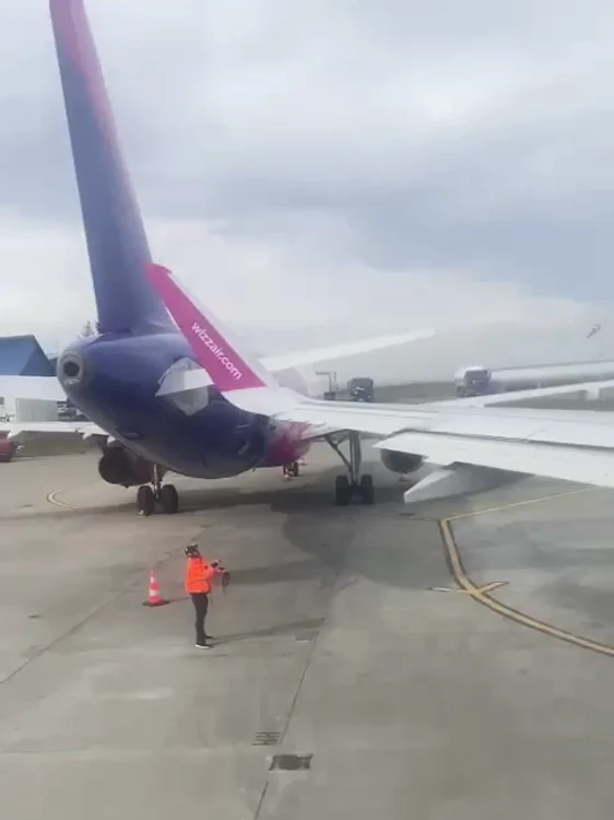 Avioanele ciocnite pe aeroportul din Suceava SURSA martor