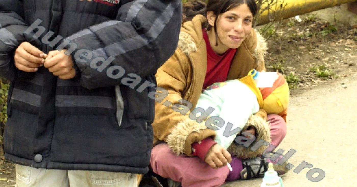 Arhivă: Folosirea copiilor la cerșit este ilegală. Foto: D. Guţă