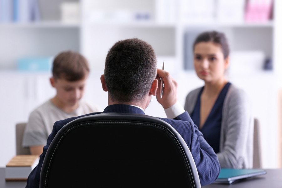 „Încercați pe card”. De la flori la Revolut: cum s-a transformat cadoul pentru profesori