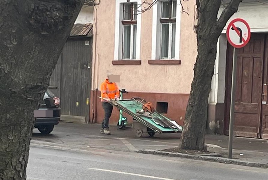 „Afacere” rentabilă până la întâlnirea cu polițiștii: plimbatul deșeurilor prin centrul Brașovului 