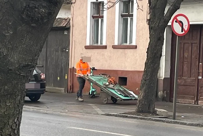 Un brașovean care plimba deșeurile prin centrul orașului a fost amendat FOTO Poliția Locală Brașov