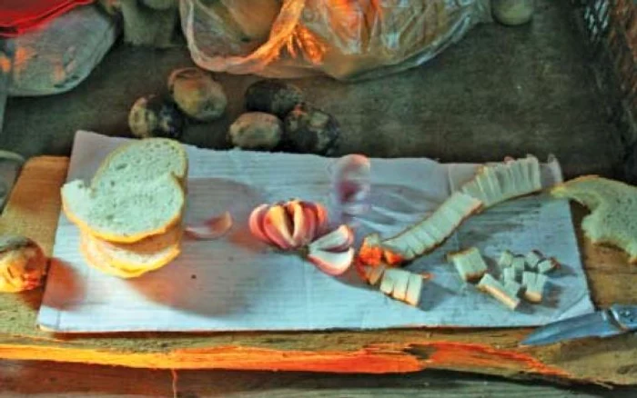 Pâine, ceapă jugănită, cartofi copţi şi slănină